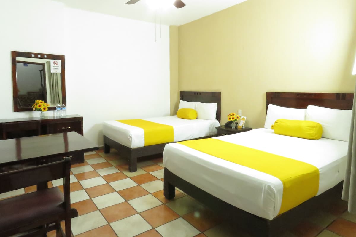 Traditional-Doppelzimmer, 2 Doppelbetten, mit Bad | Daunenbettdecken, Schreibtisch, kostenloses WLAN