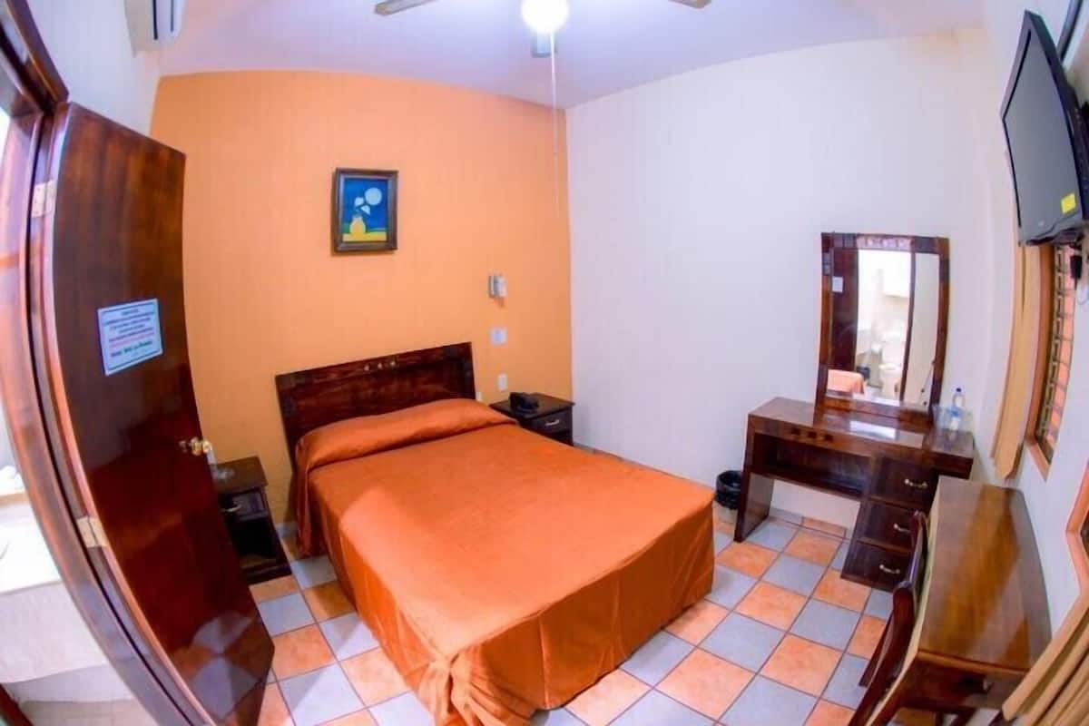 traditional room, 1 double bed, ensuite | down duvets, desk, free wifi