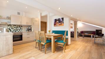 Apartamento premium (Nr. 2) | Cozinha privada | Geladeira grande, micro-ondas, fogão, cooktop