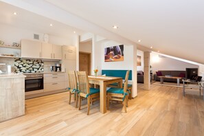 Apartamento premium (Nr. 2) | Cozinha privada | Geladeira grande, micro-ondas, fogão, cooktop