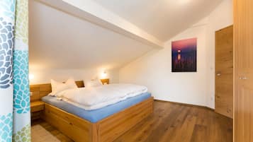 Premium Apartment (Nr. 2) | Down duvets, desk, laptop workspace, blackout curtains