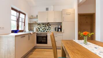 Premium Apartment (Nr. 2) | Private kitchen | Full-size fridge, microwave, oven, stovetop