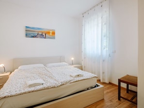2 bedrooms, travel cot, free WiFi
