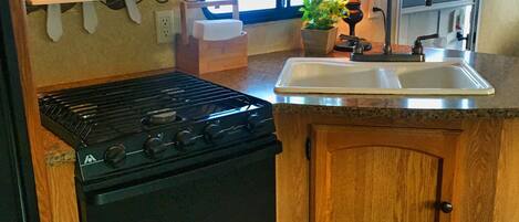 Refrigerador, microondas, horno y parrilla de estufa