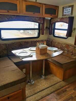 Dining - The Aspen Glen "A Narrow Secluded Mountain Valley" (Lake George)