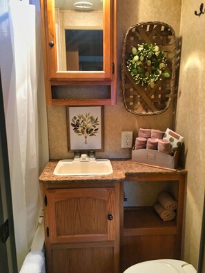 Shower, hair dryer, towels, soap - The Aspen Glen "A Narrow Secluded Mountain Valley" (Lake George)