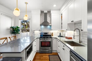 Fridge, microwave, oven, stovetop - 🎖The Ashmont Apartment - Close to Subway & Downtown Boston🎖 (Boston)