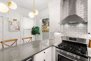 Een koelkast, een microgolfoven, een oven, een kookplaat