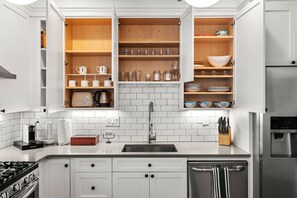 Fridge, microwave, oven, stovetop - 🎖The Ashmont Apartment - Close to Subway & Downtown Boston🎖 (Boston)