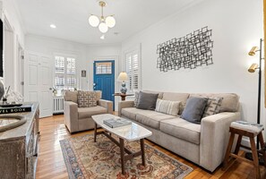 Smart TV, books - 🎖The Ashmont Apartment - Close to Subway & Downtown Boston🎖 (Boston)