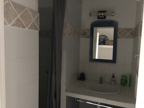 Douche, sèche-cheveux