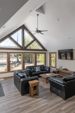 TV - Summit View Cabin Rental (British Columbia)