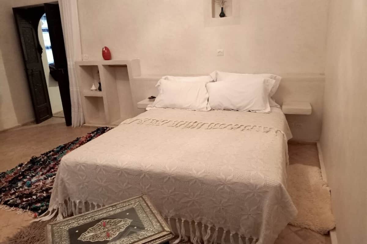 Decoración personalizada, muebles diferentes y cortinas blackout