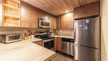 Coffee/tea maker, fridge, microwave, oven