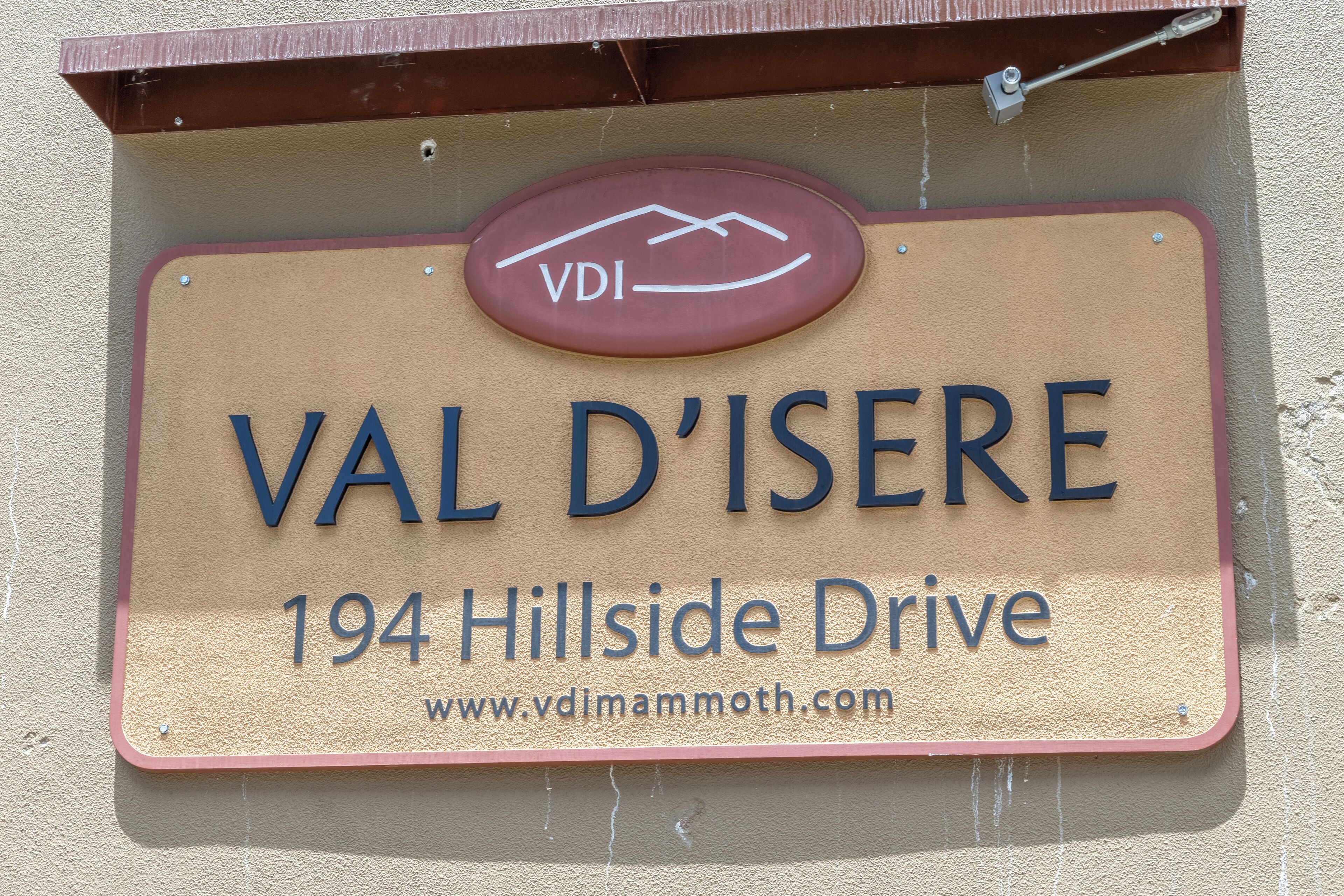 Een bord met VAL D'ISERE op 194 Hillside Drive, met een website adres.