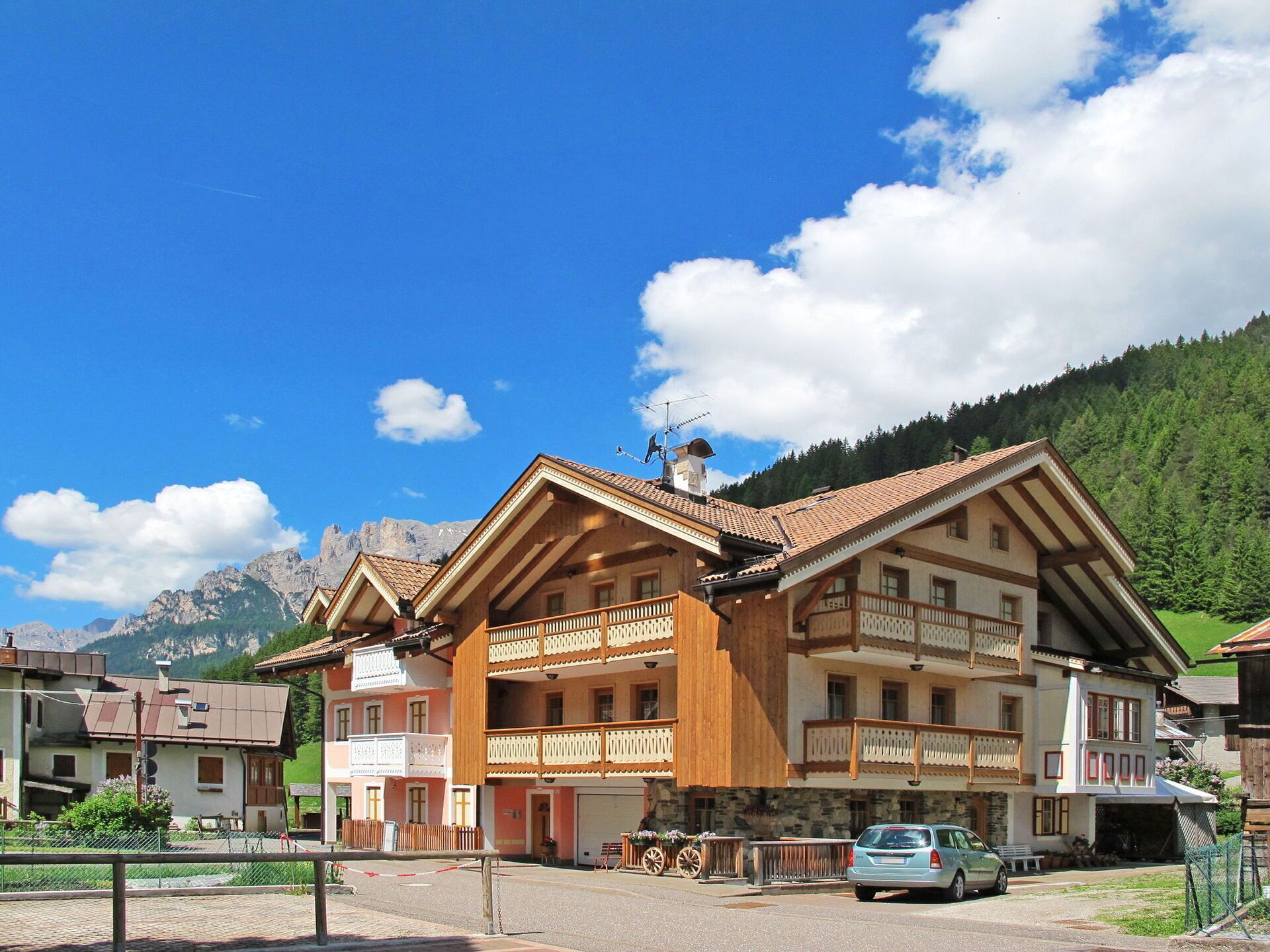 Propriété, Maison, Ciel, Bâtiment, Domicile, Ville, Nuage, Architecture, Montagne, Immobilier