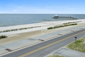En la playa y toallas de playa 