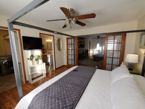 Rocky Mountain Views, sleeps 6, all king beds & 2 living rooms, country setting