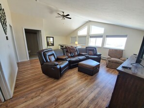 Smart-TV, peis, bøker og kontorer