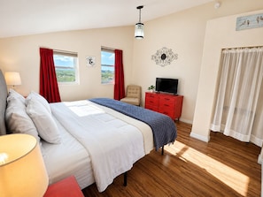 3 bedrooms, desk, iron/ironing board, free WiFi