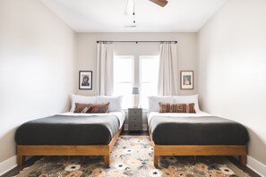 2 habitaciones, tabla de planchar con plancha y cuna de viaje 