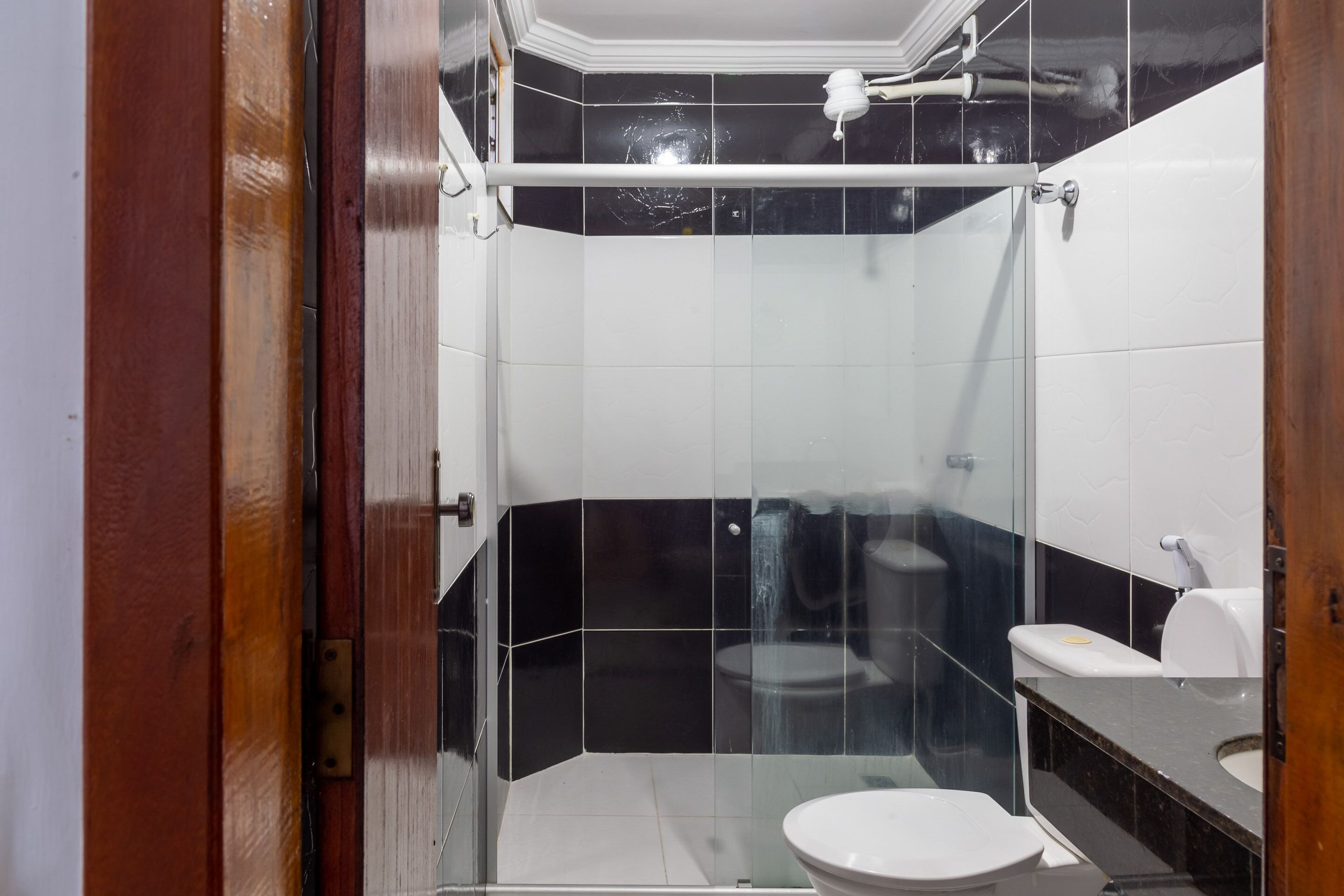 Quarto triplo (1 Double bed + 1 Single bed) | Banheiro | Chuveiro, toalhas de banho, papel higiênico 
