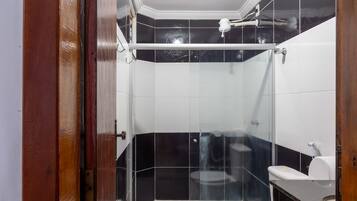 Quarto triplo (1 Double bed + 1 Single bed) | Banheiro | Chuveiro, toalhas de banho, papel higiênico