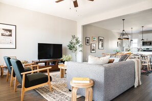 Smart TV - Design-Forward East Nashville Townhome • 10 Min to Broadway | Rhett (Nashville)