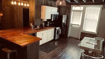 Refrigerador, microondas, placa de cocina, cafetera/tetera