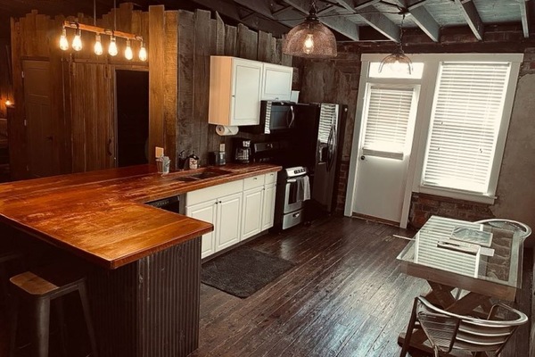 Frigorífico, microondas, placa de cocina y cafetera o tetera