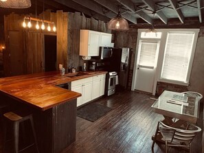 Kjøleskap, mikrobølgeovn, kokeplater og kaffetrakter/tekoker