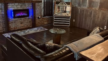 Smart TV, chimenea, libros