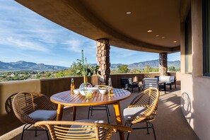 Outdoor dining - Luxe Scottsdale Desert Oasis • Infinity Pool, Spa, Panoramic Views + Firepit (Cave Creek)