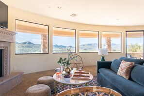 Smart TV y chimenea 