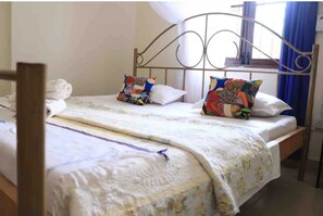 8 bedrooms, WiFi, bed sheets