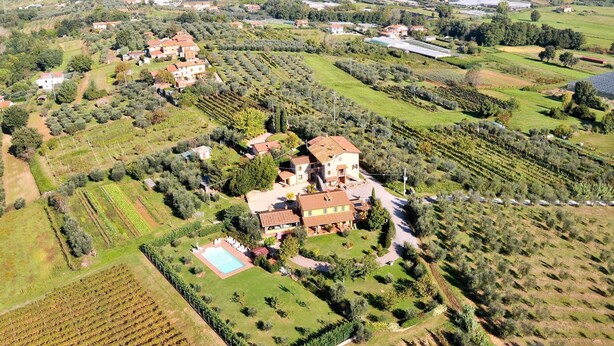 A large estate with multiple buildings, extensive gardens, and vineyards. - Lovely apartment in villa for 6 people with WIFI, pool, TV, patio and pets allowed (Pescia)