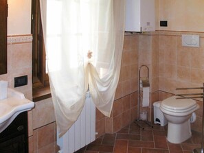 Bathroom - Beautiful apartment in villa for 6 people with WIFI, pool, TV, patio and pets allowed (Pescia)