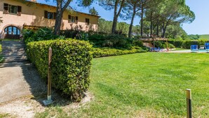 A villa with a paved entrance, a well-maintained lawn, and a pool area with lounge chairs. - Lovely apartment in villa for 4 people with WIFI, pool, TV, patio, pets allowed and panoramic view (Montespertoli)
