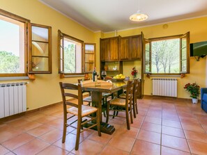Dining - Cosy apartment in villa for 6 guests with WIFI, pool, TV, patio, pets allowed and panoramic view (Montespertoli)
