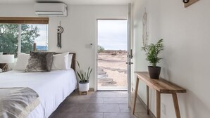 Una camera da letto con un letto, un comodino e vista sull'esterno.