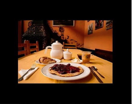 Desayuno con opciones de la cocina local diario (USD 5 por persona)