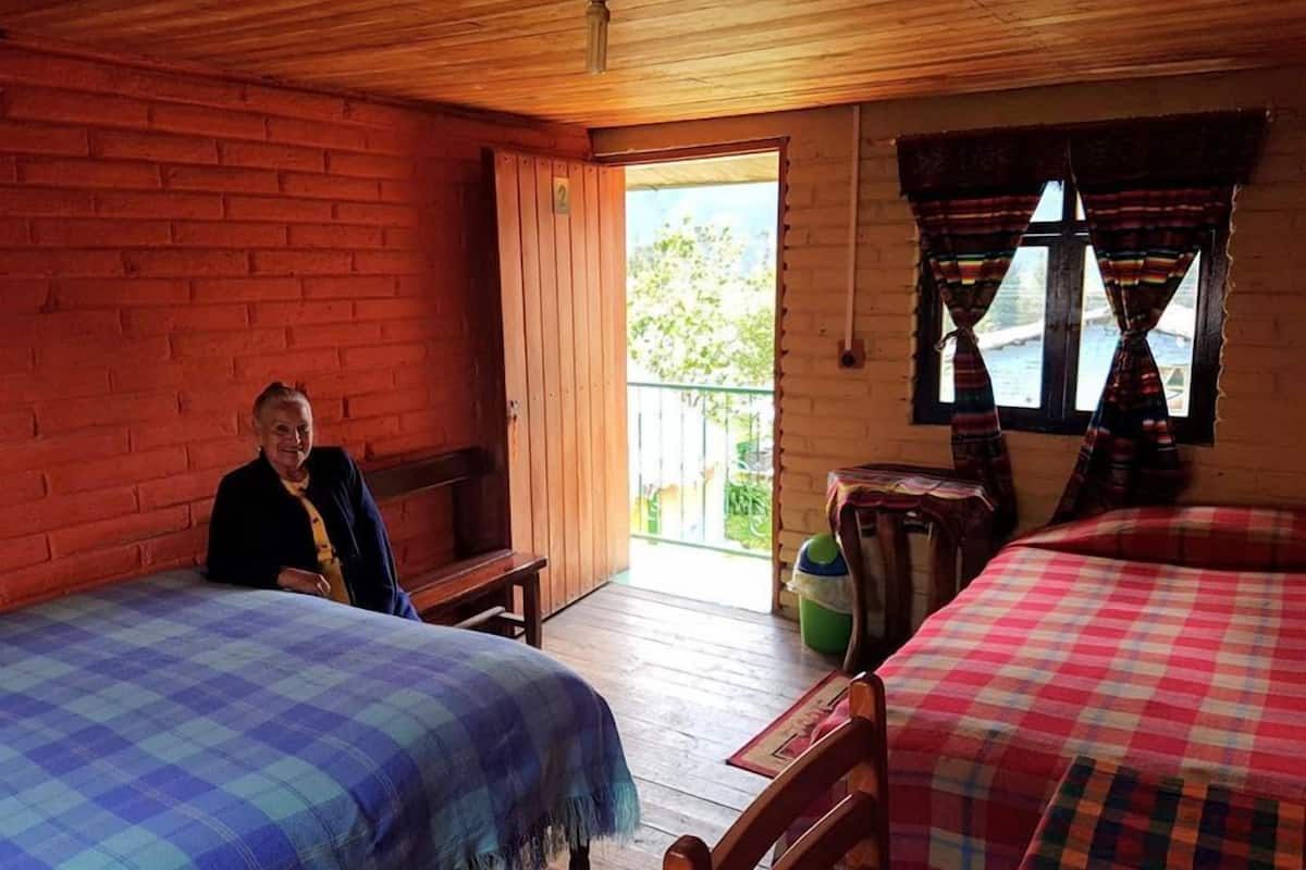 Camera, 5 camere da letto, non fumatori, vista montagna | Biancheria da letto ipoallergenica, copriletto in piuma, una scrivania