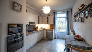 Réfrigérateur, micro-ondes, four, lave-vaisselle