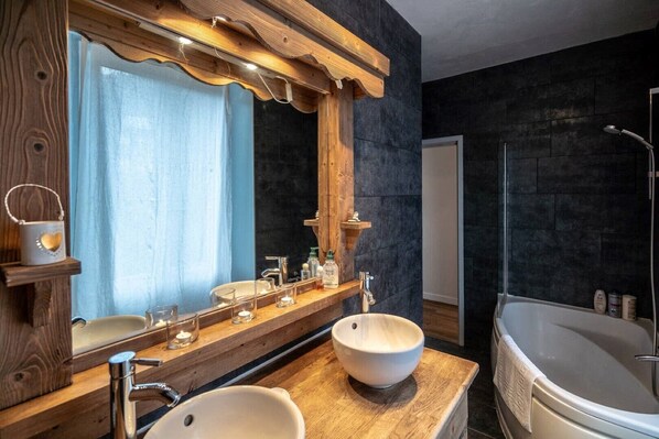 Combined shower/tub, hair dryer, towels, soap