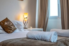 3 عدّة غرف نوم وخزنة داخل الغرفة ومكتب ومكواة/لوح كي