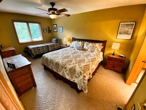 4 slaapkamers, een bureau, een strijkplank/strijkijzer, gratis wifi