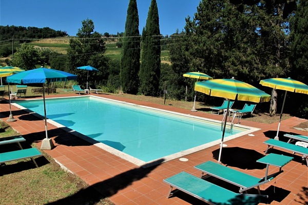 Wasser, Eigentum, Pflanze, Schwimmbad, Regenschirm, Himmel, Baum, Azurblau, Gartenmöbel, Schatten