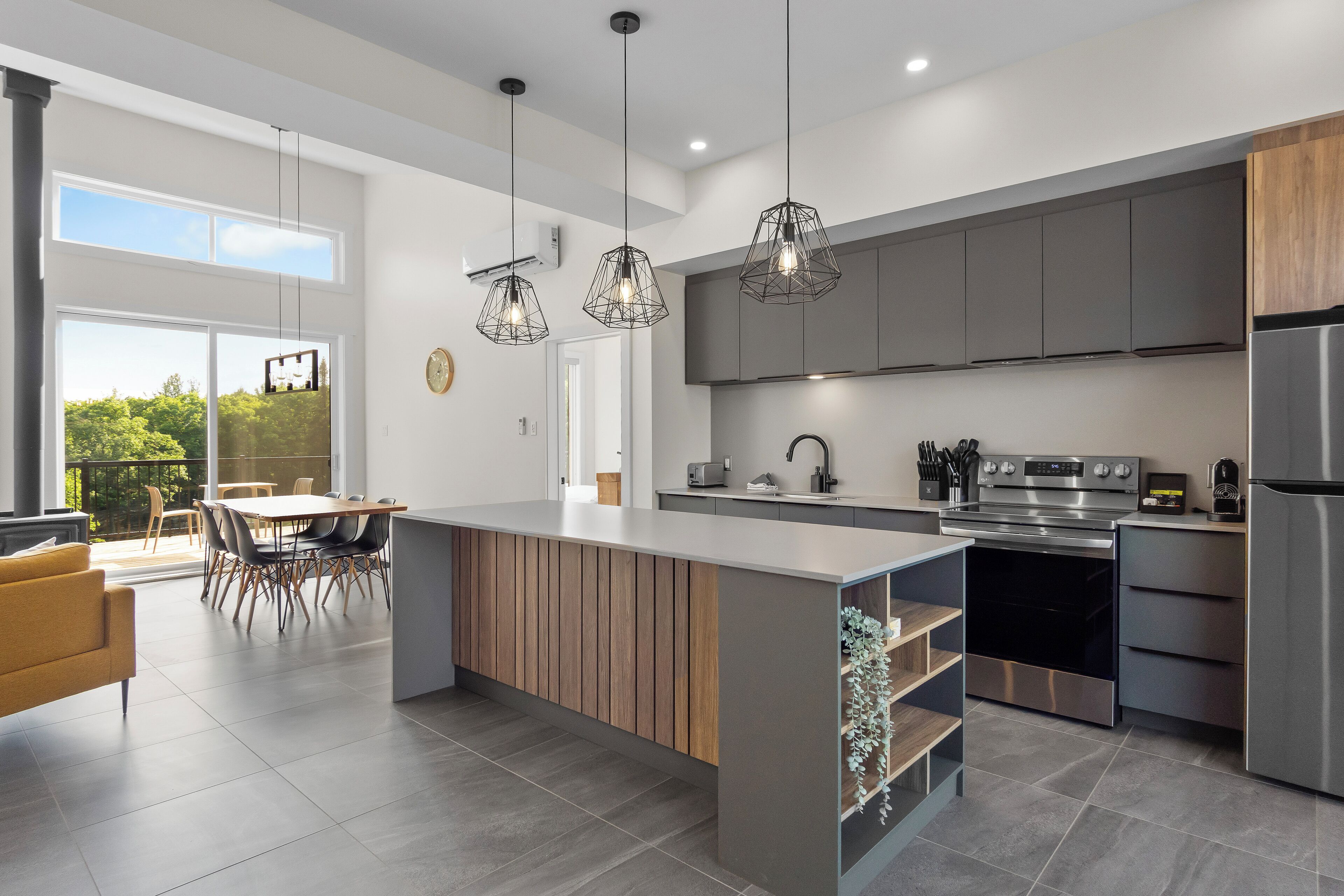 Panoramic Chalet | Private kitchen | Shared fridge, microwave, cleaning supplies