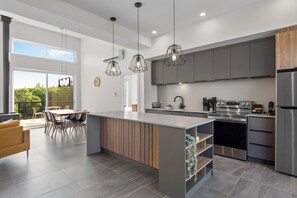 Panorama chalet | Privékeuken | Een koelkast, een microgolfoven, schoonmaakproducten