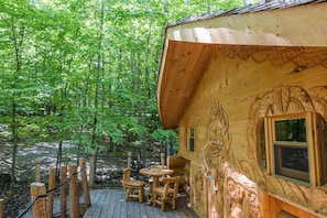 Cabane en bois rond | Terrace/patio - Parc Omega (Notre-Dame-de-Bonsecours)